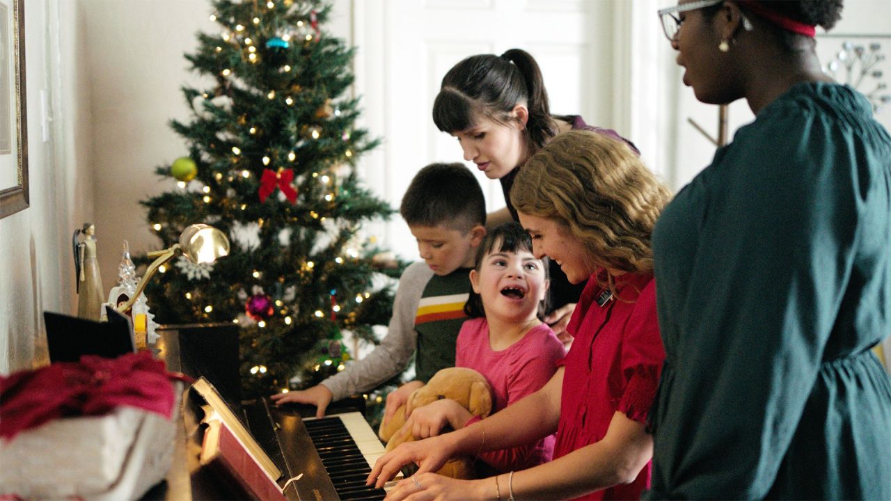 Misjonarki grają na pianinie z rodziną